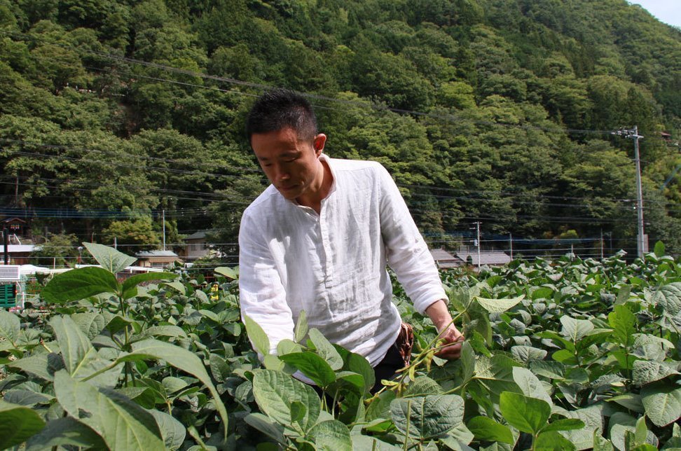 畑での農作業の様子。この大豆は芦安地区の伝統保存食「しょうゆの実」になる。