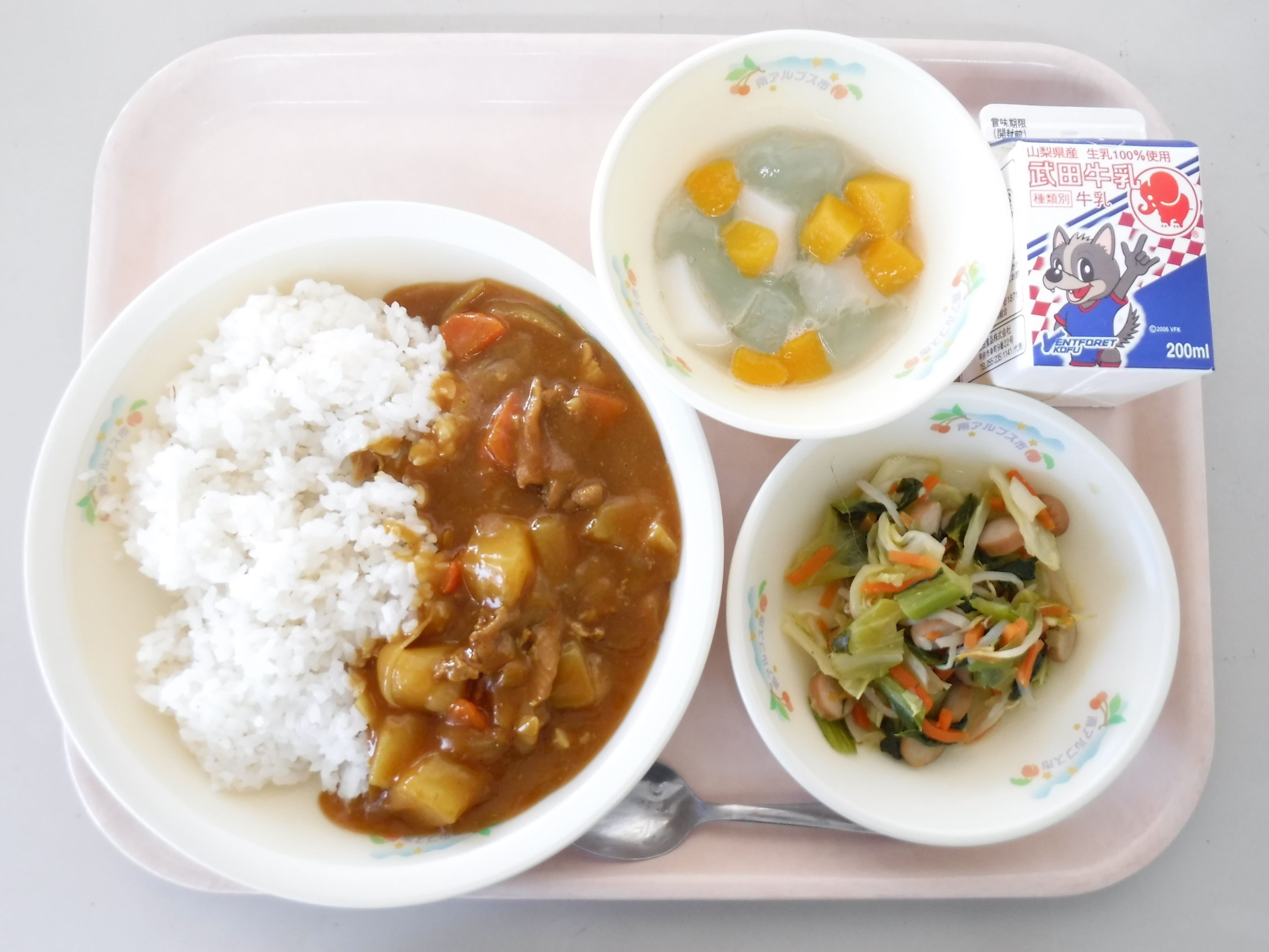 R5.1.25 給食週間 山梨県の特産品.JPG