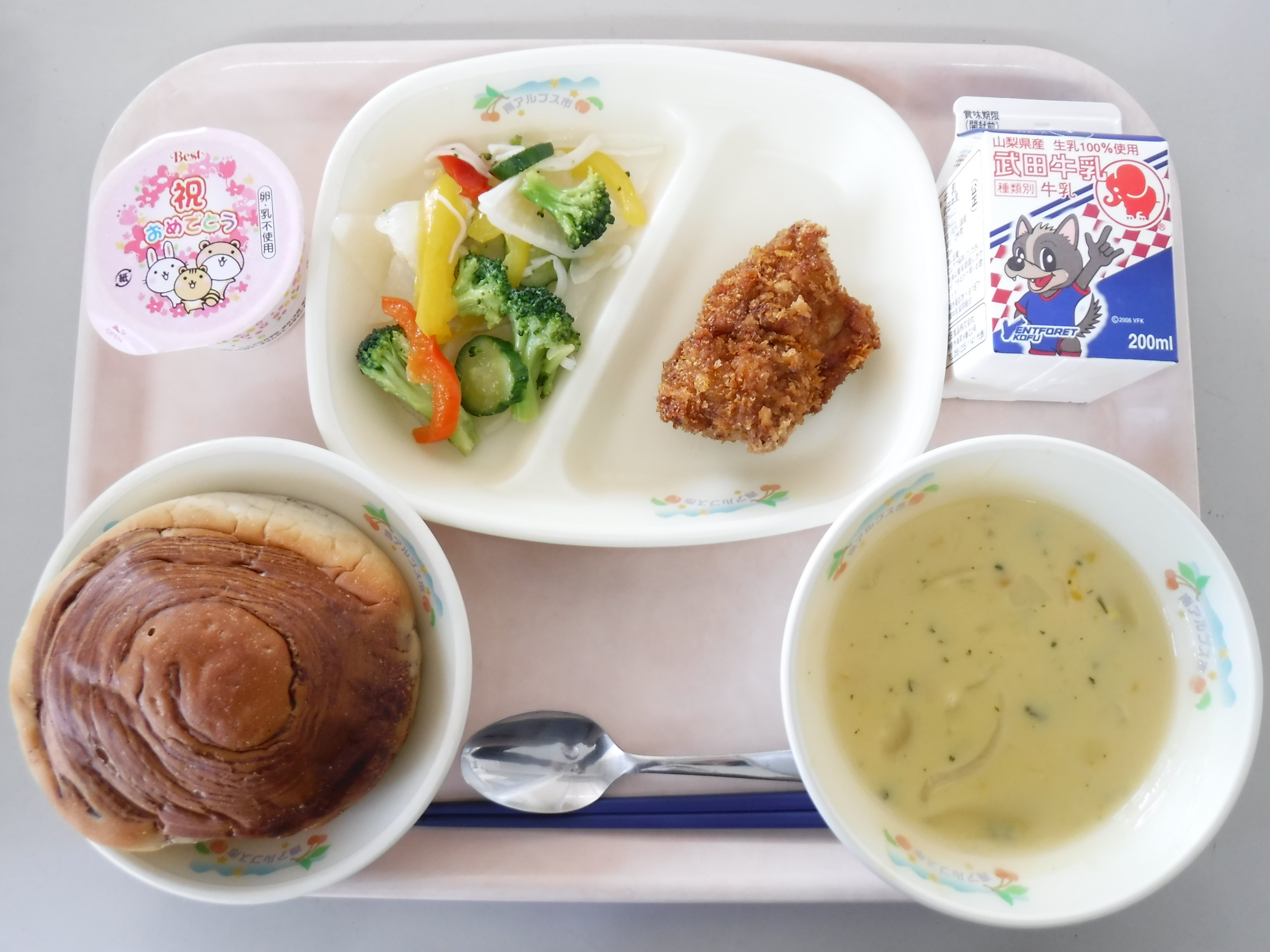 R5.3.16小学校卒業お祝い給食.JPG