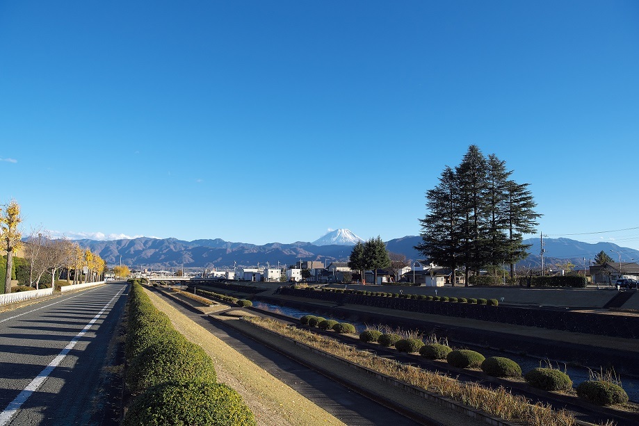 22滝沢川越しに見る富士山.jpg