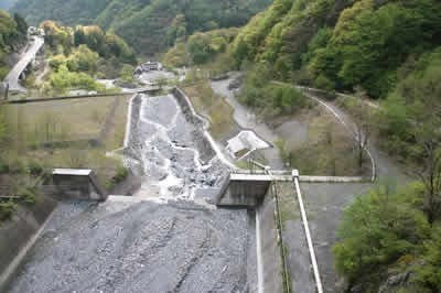 上流から見た発電所周辺