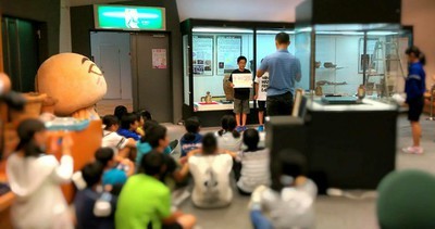 櫛形西小学校の6年生が地元の櫛形西地区の歩みについて発信している様子