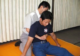 腹部突き上げ法03